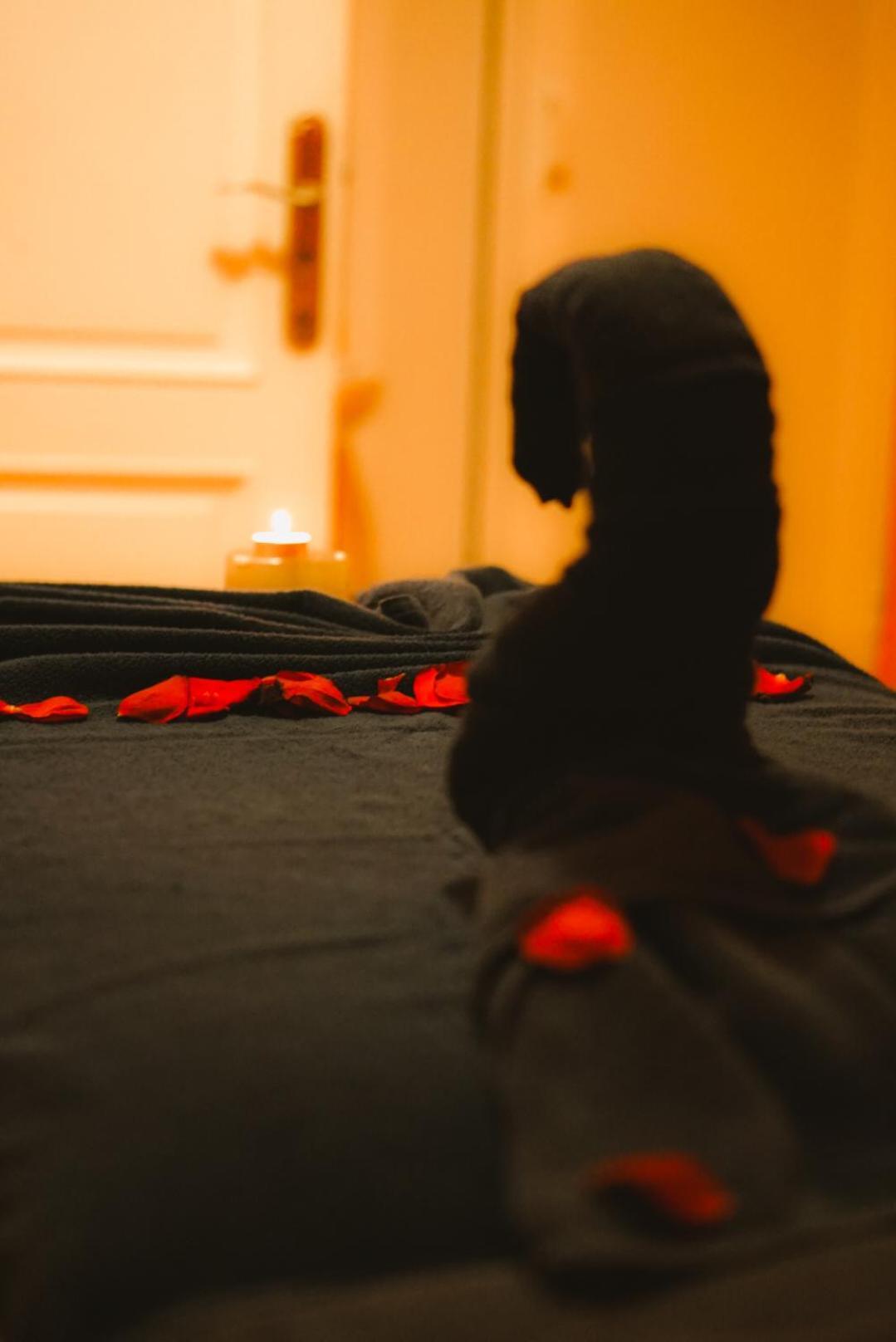 El Minzah Hotel Tanger Kültér fotó A foot massage